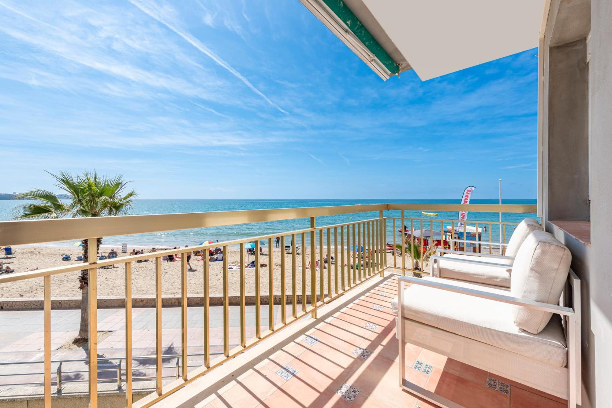 Apartamento Frente Al Mar กัมบริลส์ ภายนอก รูปภาพ