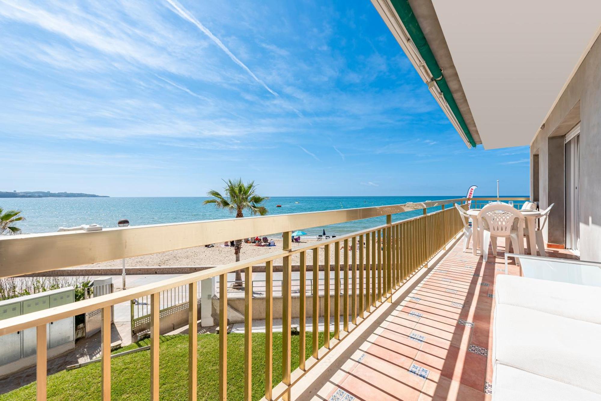 Apartamento Frente Al Mar กัมบริลส์ ภายนอก รูปภาพ