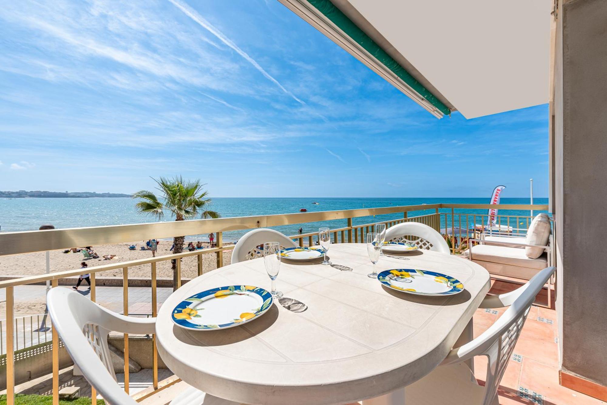 Apartamento Frente Al Mar กัมบริลส์ ภายนอก รูปภาพ